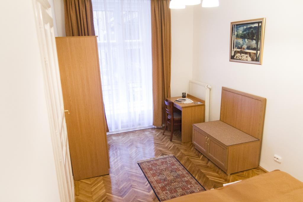 Authentic Budapest Apartment Oda fotoğraf